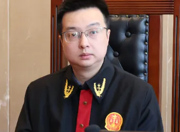 中国河南省信阳市中级法院刑事一庭审判长方晓鹏涉嫌违法犯罪行为调查报告（附方晓鹏个人档案）